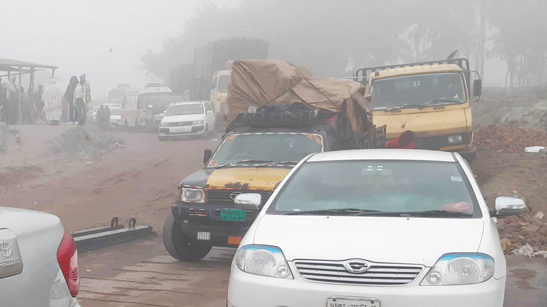 ঘন কুয়াশায় দৌলতদিয়া-পাটুরিয়া নৌরুটে ফেরি চলাচল বন্ধ